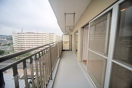 お洗濯物が良く乾きそうな、東南向きのワイドバルコニーです♪