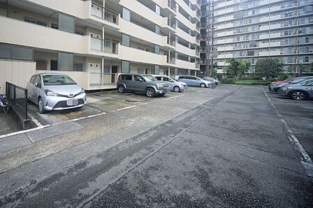 敷地内駐車場です（空き状況はお問い合わせ下さいませ。）
