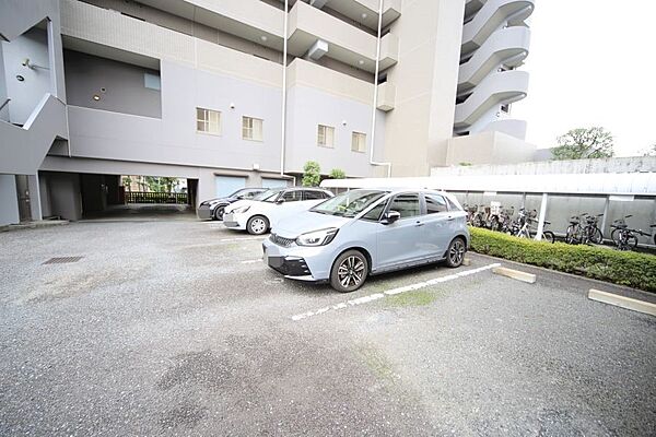 敷地内駐車場です（空き状況はお問い合わせ下さいませ。）