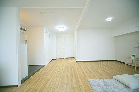 明るいリビングです。リフォーム済みのお部屋です。