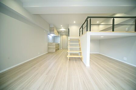 お部屋は1LDKとなっております! フローリングです♪
