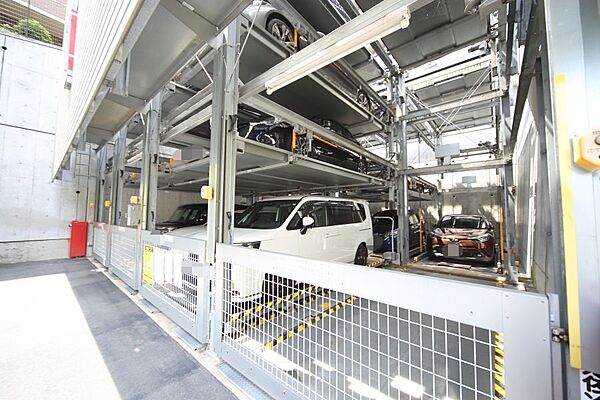 敷地内駐車場です（空き状況はお問い合わせ下さいませ。）