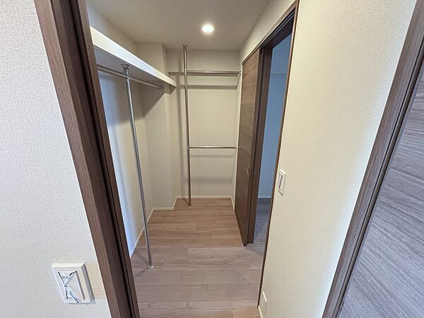 主寝室には、ウォークインクロゼットが設置されております♪