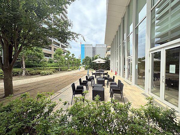 マンションの敷地内には、憩いの広場がございます♪
