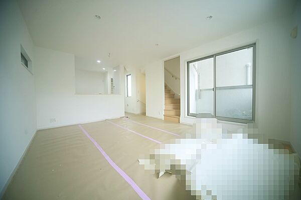南西向きで明るい光が差し込む、心地のよいリビングでございます♪