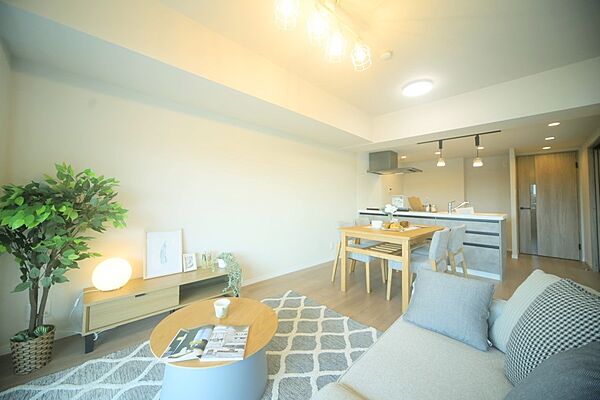 明るい光が差し込む、心地のよいリビングでございます♪
