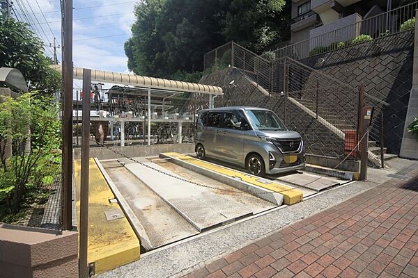 敷地内駐車場です（空き状況はお問い合わせ下さいませ。）