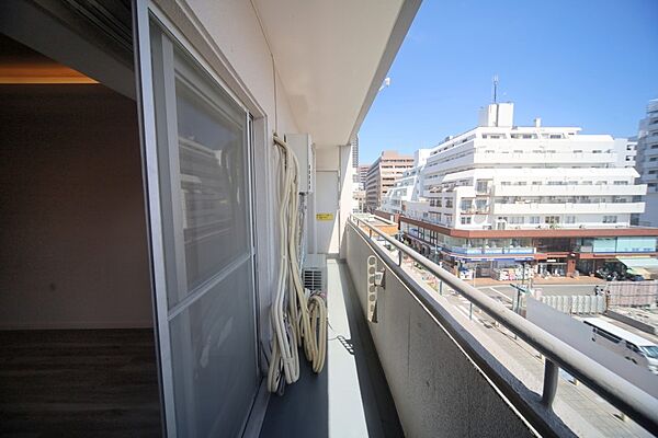 お洗濯物が良く乾きそうな、南西向きのワイドバルコニーです♪