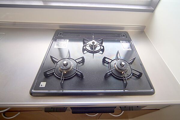 三ツ口コンロのある、システムキッチンです。
