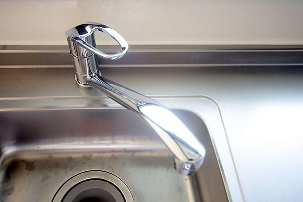 キッチンの温水混合水栓です。