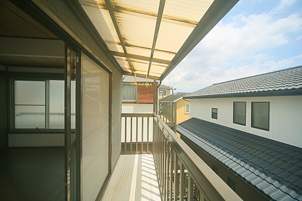 お洗濯物が良く乾きそうな、南向きのバルコニーです♪