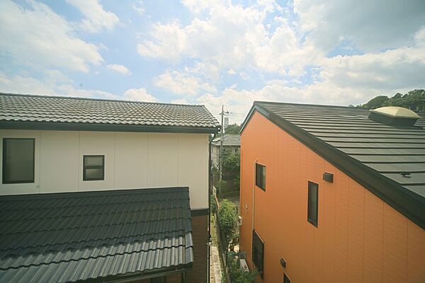 バルコニーからの眺望です！　陽当り良好ですね♪