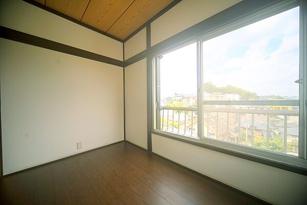 納戸3．5帖。窓もあり明るいのでお部屋としても活用できそうですね。