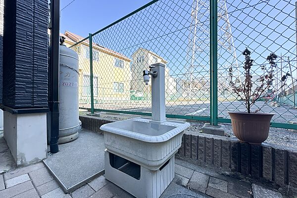 カースペースの手前には、外水栓がございます。