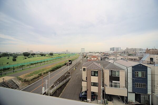 5階部分の東南向きで、陽当り眺望良好となっております♪