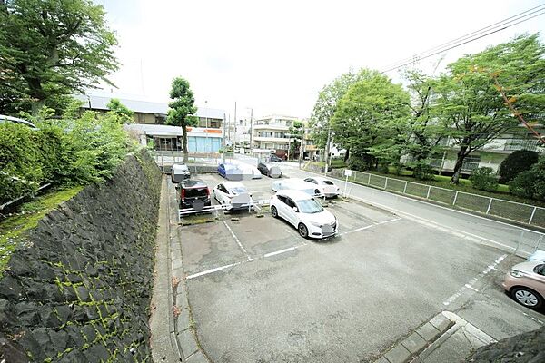敷地内駐車場です（空き状況はお問い合わせ下さいませ。）
