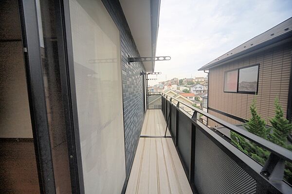 お洗濯物が良く乾きそうな、東南向きのバルコニーです♪