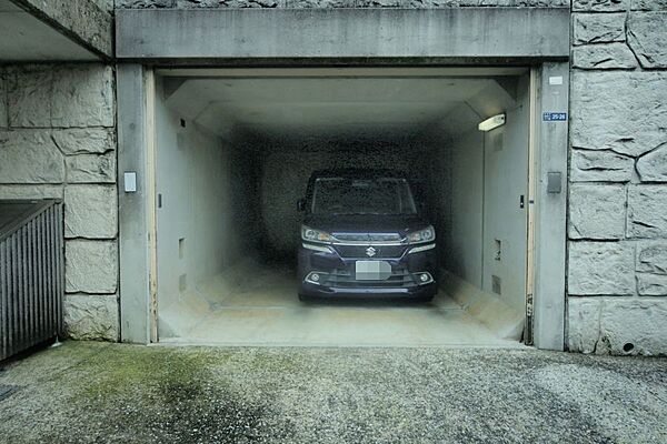 地下車庫付き！　車やバイクを雨風から守れますね♪