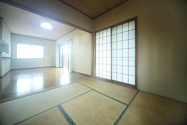 1階にはリビングと続き間の、和室がございます♪