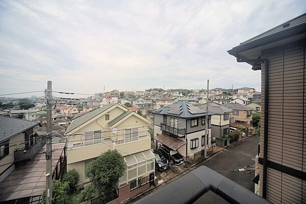 周辺は第1種低層住居専用地域で、閑静な住環境となっております♪