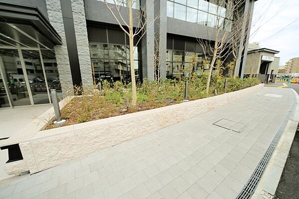 エントランスの横には、植栽が施されております♪