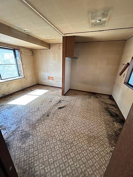 2階の洋室は、広々12帖ございます。