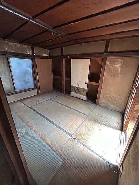 ダイニングキッチンと続き間の、和室6帖です。