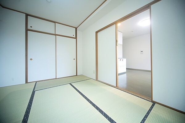 押入れ付きの和室は、6帖でございます♪