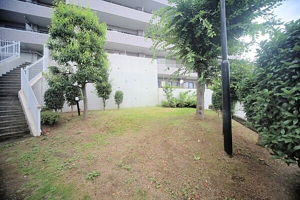 マンションの敷地内には、植栽が施されております♪