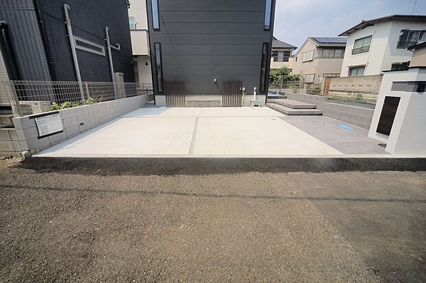 カースペース2台! 道路とフラットですので、車庫入れがしやすいですね♪