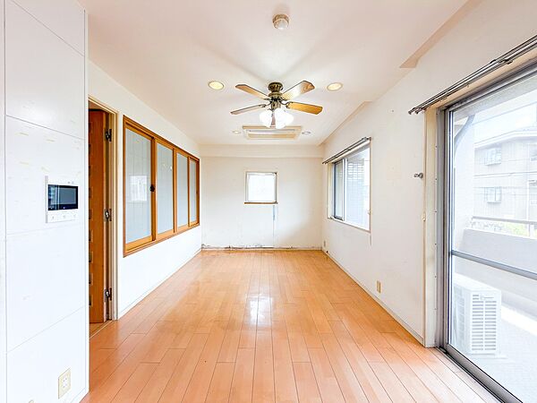 現況空室です！　家族の集うリビングは明るく、家族団欒できますね♪