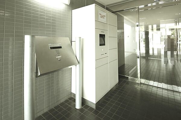 外出中の不在時に便利な、宅配ボックスがございます。