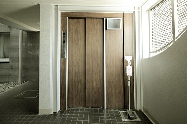 エレベータがございますので、お部屋への移動も安心ですね。