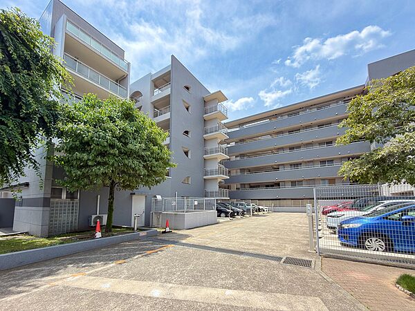 周辺はお買物施設充実で、利便性の高い物件でございます♪