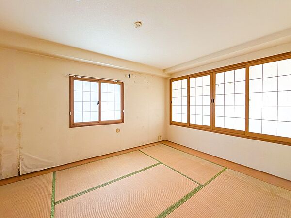 押入の有る和室、6帖となっております♪