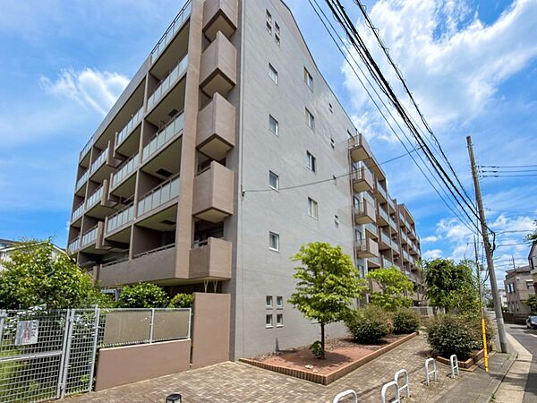 マンションの敷地内には、植栽が施されております♪