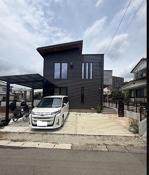 カースペース3台です！　道路とフラットですので、車庫入れがしやすいですね♪