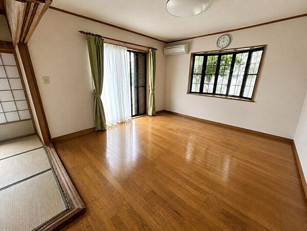 屋根裏収納の有る、2階建ての4ＬＤＫです♪　