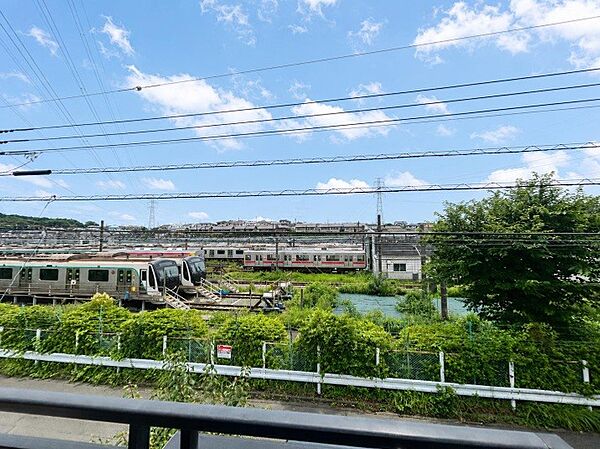 バルコニーからの眺望です！　陽当り眺望良好となっております♪