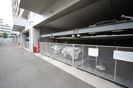 敷地内駐車場です（空き状況はお問い合わせ下さいませ。）