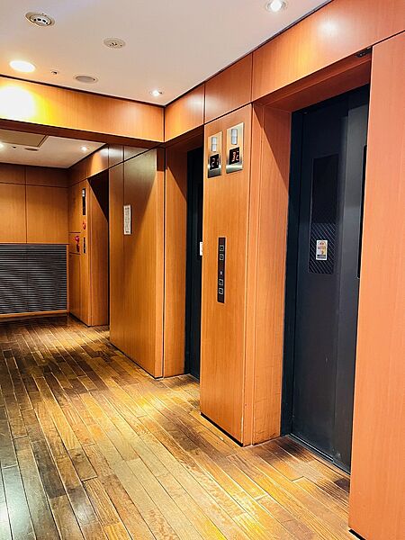 エレベータがございます。複数台有るのでお部屋への移動が安心ですね。