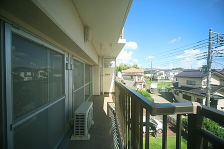 お洗濯物が良く乾きそうな、南向きのバルコニーです♪