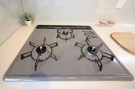 三ツ口コンロの、システムキッチンです。