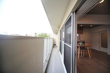 お洗濯物が良く乾きそうな、東南向きのバルコニーです♪