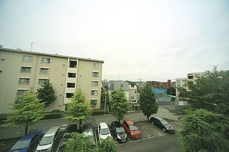 3階部分の東南向きで、陽当り良好となっております♪