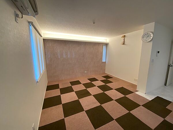 令和2年3月築の2階建て！　収納豊富な大型3ＬＤＫです♪