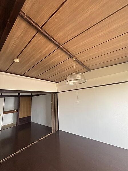 バルコニーに面した、洋室約6帖となっております♪