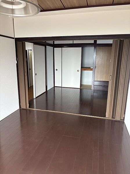 収納の有る洋室、約4.5帖です♪