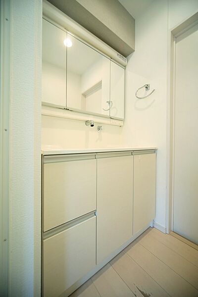 三面鏡のシャンプードレッサーで、お出かけ前の身支度もスムーズに♪