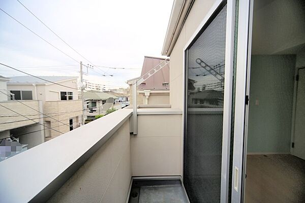 お洗濯物が良く乾きそうな、バルコニーとなっております♪
